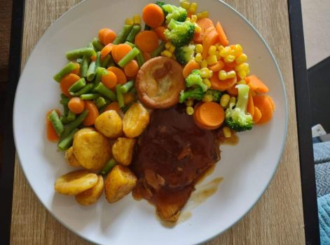 Beef in gravy ready meal with potatoes and extra vegetables