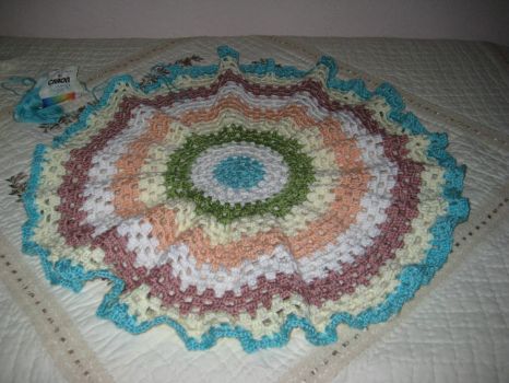 IMG_9140 a liitle more done on the round afghan