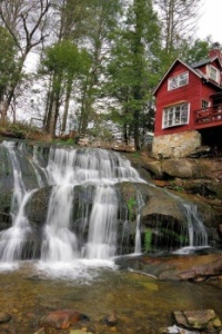Mill Shoals Falls na Floresta Nacional de Pisgah na Carolina do Norte