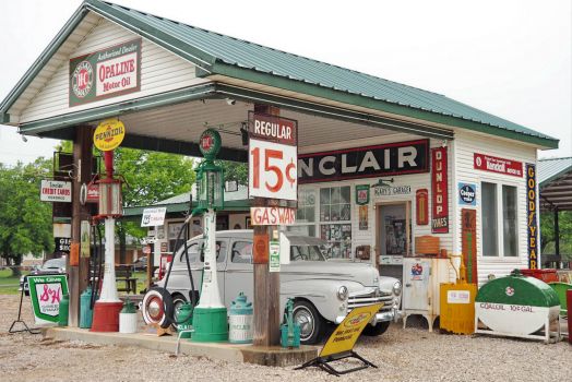 Solve puzzle 365 Gasstation on Route 66 jigsaw puzzle online with 425 ...