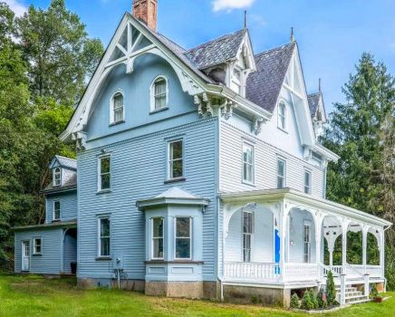 1843 Victorian Home in PA