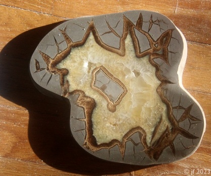 Solve geode jigsaw puzzle online with 30 pieces