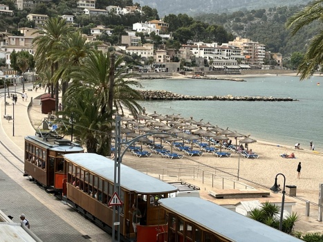 Solve Tram Puerto Soller jigsaw puzzle online with 252 pieces