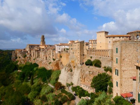 Solve Pitigliano - Italia jigsaw puzzle online with 221 pieces