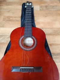 I tried to tune the guitar... uh... lol :/ almost... 😱😬 bye bye D-string