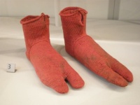 naalebinding- pletení jehlou, nejstarší dochované ponožky 3 století př.n.l.