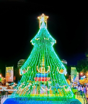 Solve TREE OF LIGHTS, CARACAS, VENEZUELA Jigsaw Puzzle Online With 30 ...