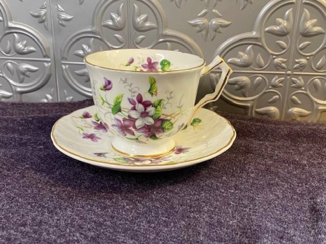 Aynsley 花の置物 紫色 Solve Aynsley Violets jigsaw puzzle online with 63 pieces