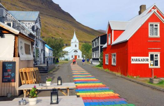 Solve Iceland jigsaw puzzle online with 187 pieces