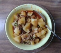 Wobbly food - mince meal (ground beef, onions, potatoes, peas)