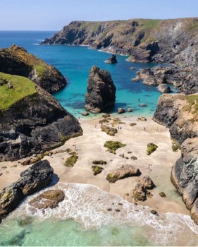 Solve Kynance Cove Cornwall, jigsaw puzzle online with 594 pieces