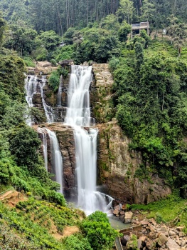 Solve Waterfall jigsaw puzzle online with 336 pieces