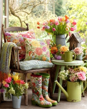 Solve A very colourful front porch jigsaw puzzle online with 99 pieces