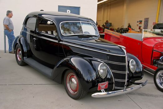 Solve 1938 Ford 2 Door Sedan jigsaw puzzle online with 150 pieces