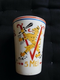 1945-1955 (op school gekregen beker.)