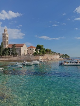 Solve Hvar jigsaw puzzle online with 108 pieces