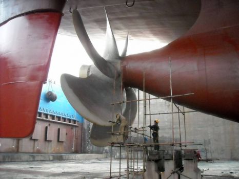 Size of a ship: cleaning the propellor