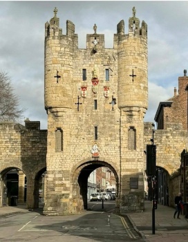 Solve Micklegate Bar jigsaw puzzle online with 108 pieces