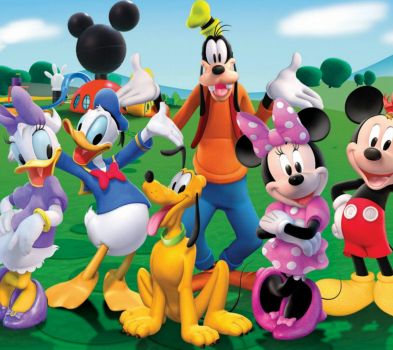 Solve Disney Mickey Mouse Playing jigsaw puzzle online with 460 pieces