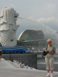 Singapur - socha ryby se lví hlavou...  Singapore - Statue of fish with lion head ...