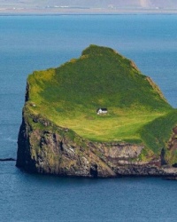 A solitaire house in Iceland