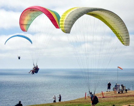 Solve Torrey Pines Gliderport - Three Hang Gliders Jigsaw Puzzle Online 