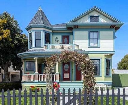 Solve 1895 Victorian Home in Ventura CA jigsaw puzzle online with 42 pieces
