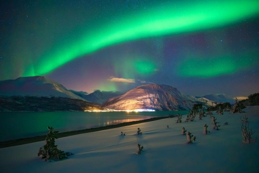 Solve Northern Lights jigsaw puzzle online with 70 pieces