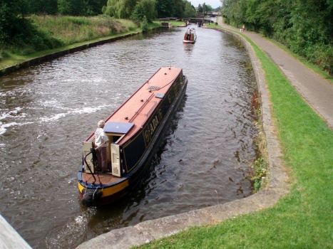 Solve Leeds- Canal (4) (Large) jigsaw puzzle online with