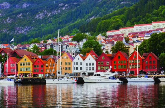 Solve Bergen Norway jigsaw puzzle online with 24 pieces