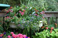 GARDEN IDEAS...ANOTHER EXAMPLE OF BATHTUB PLANTER...