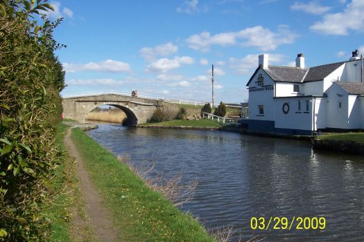 Bridge #25 & Saracens Head, Leeds & Liverpool Canal