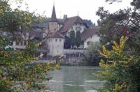 Blick über den Fluss auf Büren an der Aare / Kanton Bern / Schweiz