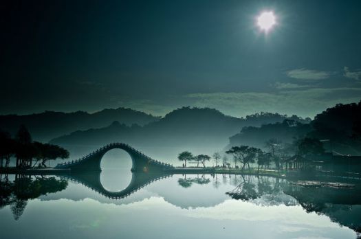 Moon bridge in Dahu Park, Taipei