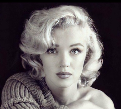 Solve Marilyn Monroe jigsaw puzzle online with 56 pieces