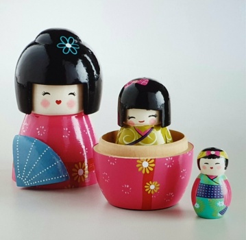 Solve JAPANESE NESTING DOLLS jigsaw puzzle online with 25 pieces