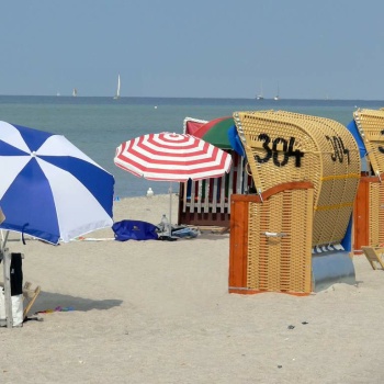 Solve Laboe Beach jigsaw puzzle online with 156 pieces