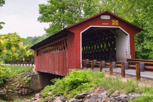 Solve Covered bridge in Bennington, VT jigsaw puzzle online with 96 pieces