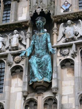 Statuary at entrance to Canterbury Cathedral precinct