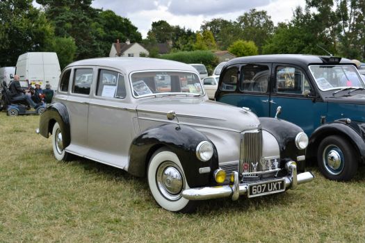 Solve 1952 Humber Pullman jigsaw puzzle online with 117 pieces