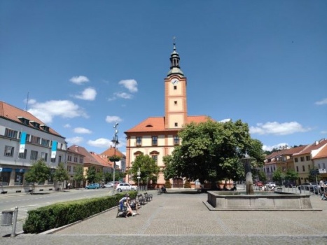 Solve Sušice - náměstí jigsaw puzzle online with 99 pieces