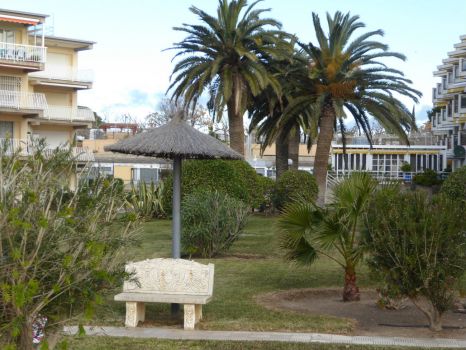 Spain: Nice garden of an appartment building in Cambrils