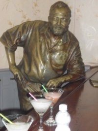 SAM_1802 Socha E. Hamingway v jeho oblíbené restauraci "La Floridita"...  Statue of E. Hemingway in his favorite restaurant "La Floridita"...