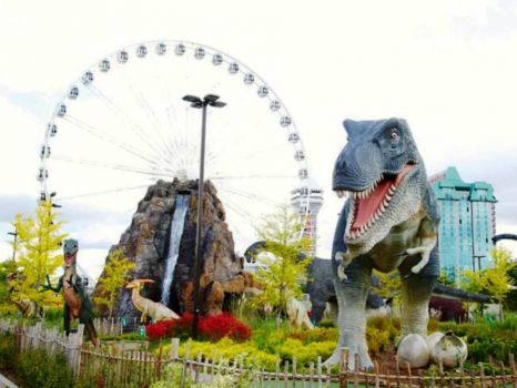 Statues at Dinosaur Adventure Golf in Niagara Falls