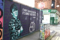 Graffiti und Pub in Belfast, Northern Ireland