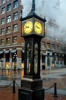 Solve Gastown Clock Vancouver jigsaw puzzle online with 234 pieces