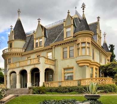 Solve Stately Victorian Mansion jigsaw puzzle online with 90 pieces