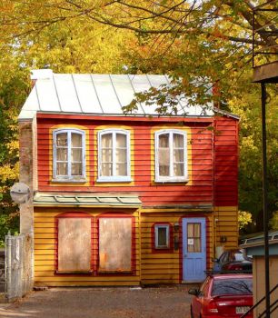 Little cute house in Quebec, by Mike Gifford (pic cropped)