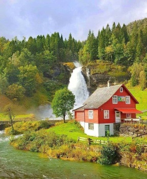 Cachoeira Steinsdalsfossen na vila de Steine, Kvam, Hordaland, Noruega !!!foto de @janolebirkelund