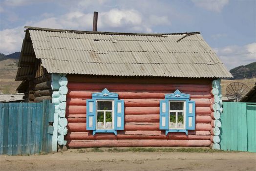 Cottage along the Trans-Siberian Express, photo by Martha de Jong-Lantink